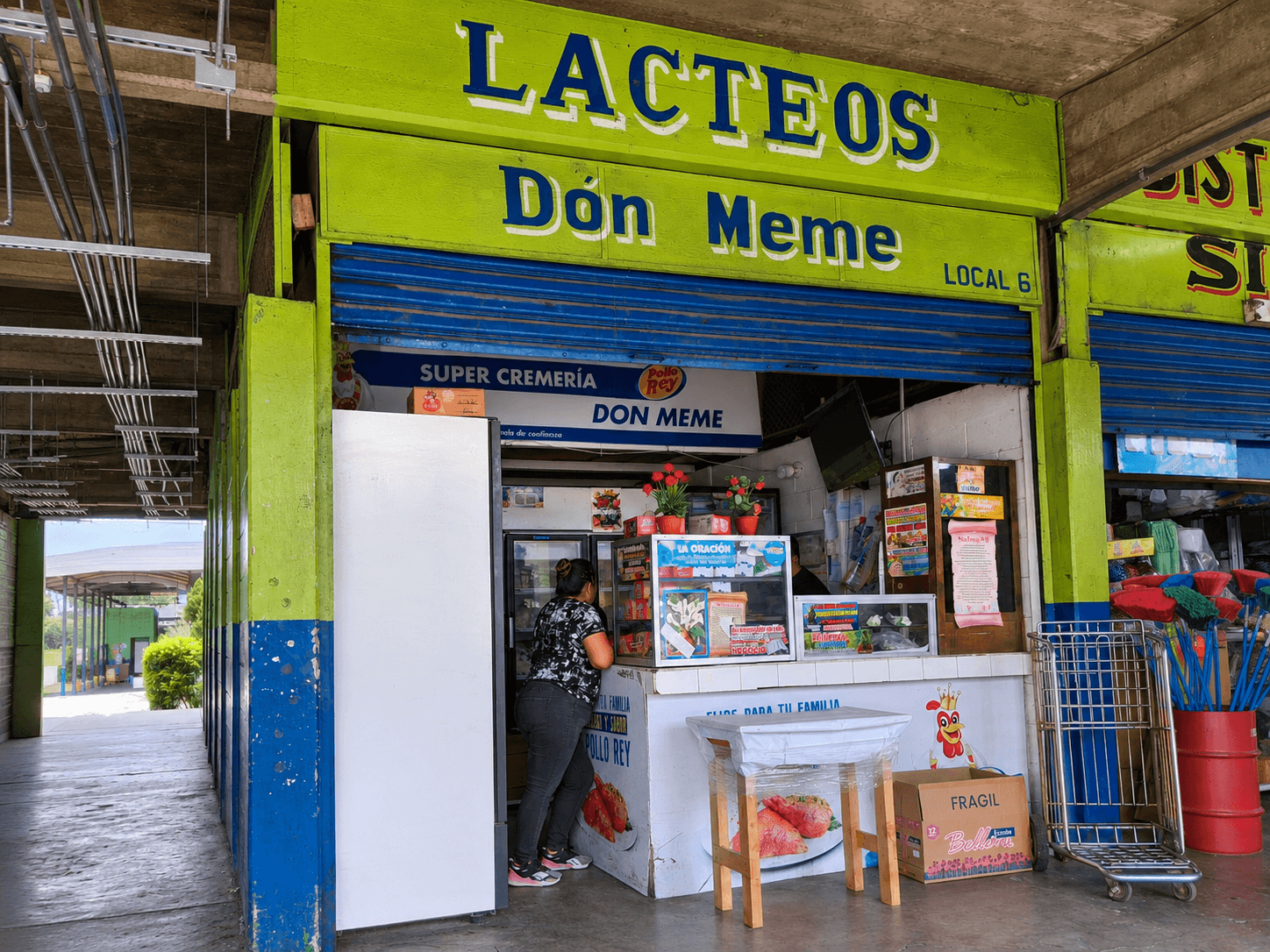 Fachada de Lácteos Don Meme en CENMA